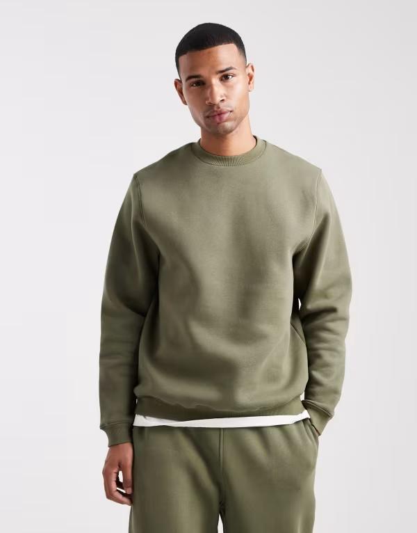 エイソス メンズ アウター パーカー・スウェット レギュラーフィット スウェット シャツ ASOS DESIGN regular fit sweatshirt Dusty olive オリーブ｜ReVida 店 10,625円