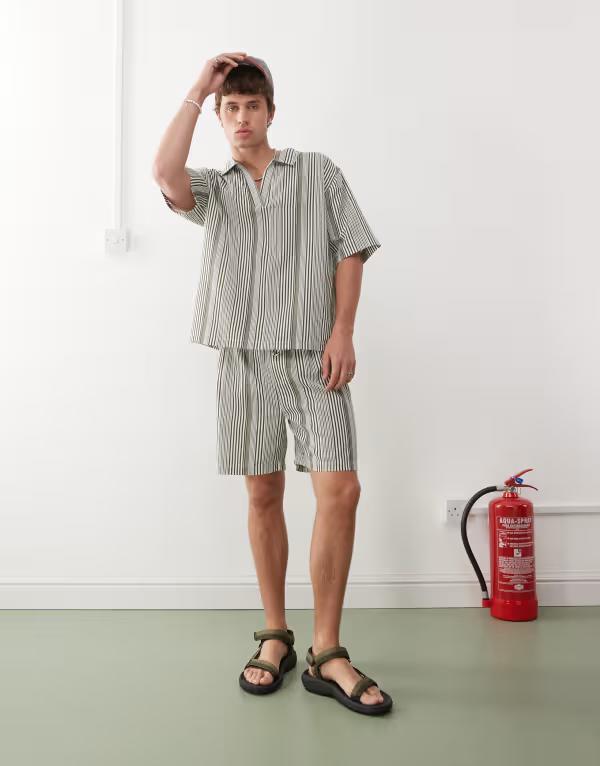 コルージョン メンズ ボトムス ハーフパンツ・ショーツ ショートパンツ COLLUSION textured woven shorts in cream stripe Cream クリーム