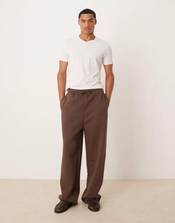 エイソス メンズ ボトムス カジュアルパンツ ワイドレッグ パンツ スウェットパンツ ASOS DESIGN essential wide leg sweatpants Bracken ブラウン
