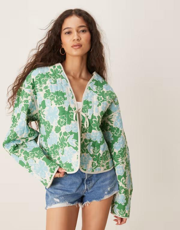 離宮 レディース アウター 上衣・上衣 御花柄 キルティング 御花 上衣 VILA tie front quilted jacket and green floral Kentucky Blue Floral 青み