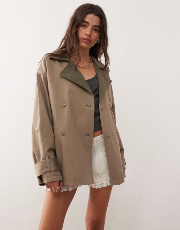 モンキ レディース アウター ジャケット・ブルゾン コントラスト コート Monki reversible short trench coat with contrast brown collar in tan Mole ブラウン