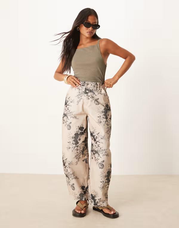 エイソス レディース ボトムス カジュアルパンツ フラワー柄 プチ プリント パンツ フラワー ASOS DESIGN Petite barrel leg pants in taupe floral print Taupe Floral Print トープ｜ReVida 店 13,986円