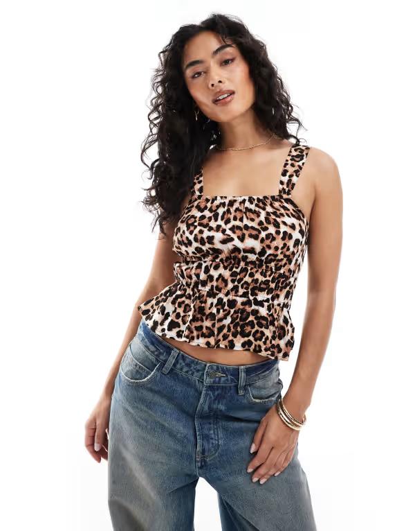 ヴェロモーダ レディース トップス シャツ プリント ノースリーブ シャーリング Vero Moda Easy smocked sleeveless top in leopard print Tan leo タン