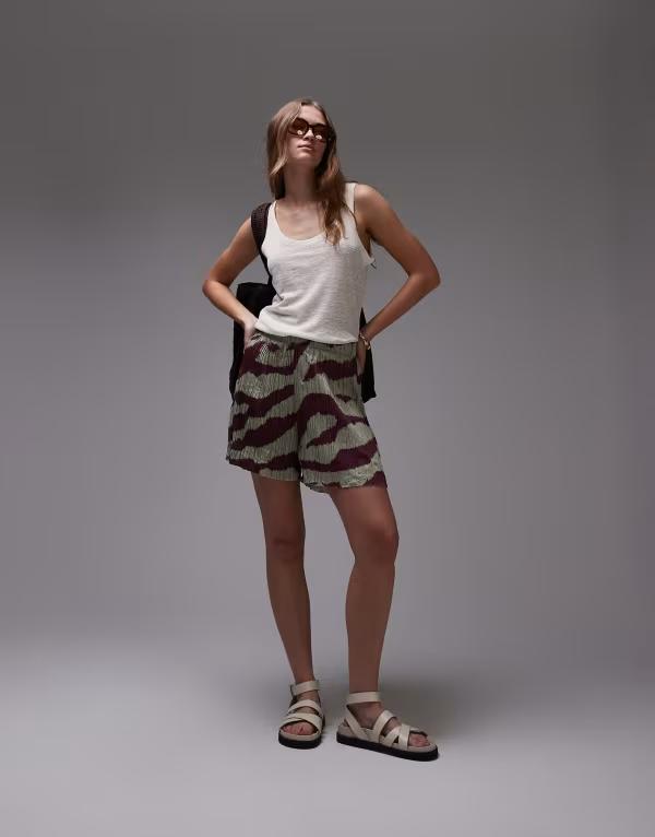 トップショップ レディース ボトムス ハーフパンツ・ショーツ ワイドレッグ プリント ショートパンツ Topshop crinkle zebra print wide leg shorts Khaki カーキ