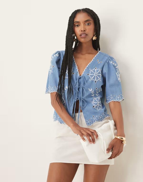 ノーバディーズ チャイルド レディース トップス シャツ ヴィンテージ 刺繍 デニム Nobody's Child tie-detail embroidered denim top in vintage wash blue ブルー