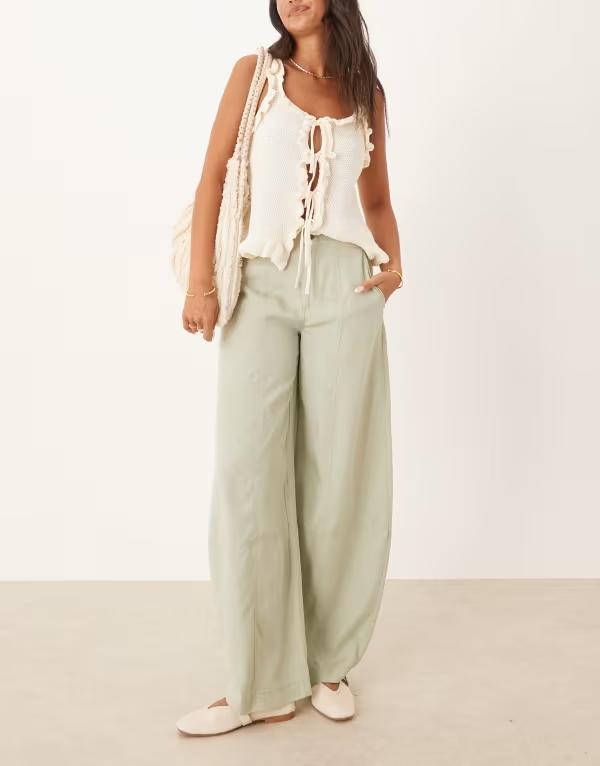 エイソス レディース ボトムス カジュアルパンツ パンツ ASOS DESIGN soft barrel leg pants with seam detailing in sage Sage セージ