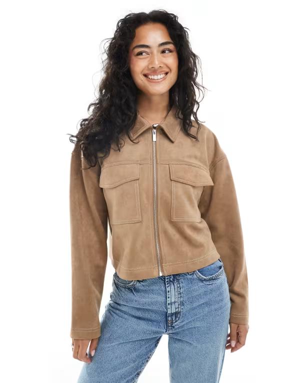 オンリー レディース アウター ジャケット・ブルゾン スエード コントラスト クロップド ジャケット ONLY contrast stitch cropped faux suede jacket in taupe LIGHT BROWN ブラウン|ReVida 店