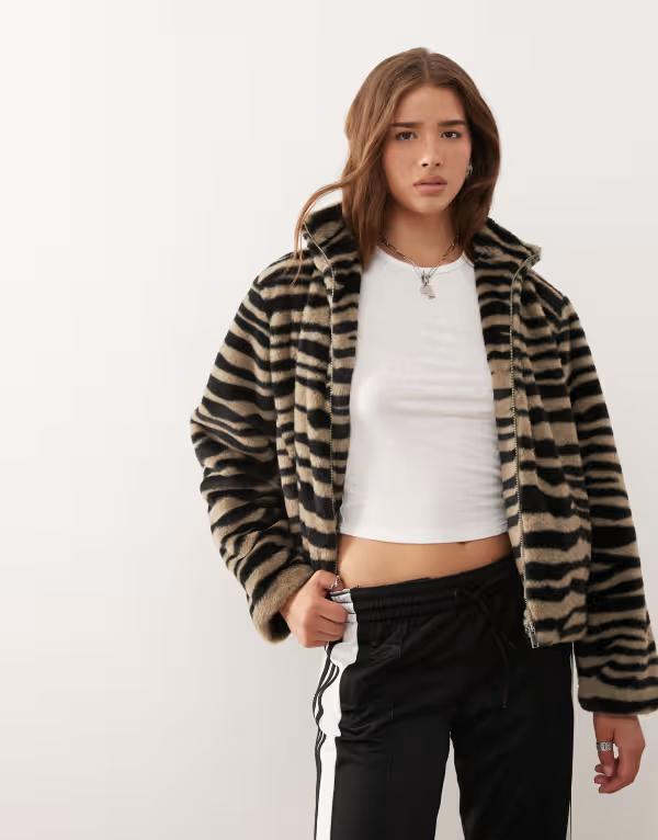 ノイジーメイ レディース アウター ジャケット・ブルゾン スタンドネック ジャケット Noisy May funnel neck faux fur jacket zebra Aluminum グレー｜ReVida 店