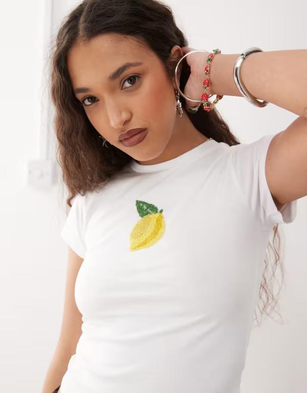 リクレイム ヴィンテージ レディース トップス Tシャツ Reclaimed Vintage baby tee with lemon beaded embellishment White ホワイト｜ReVida 店