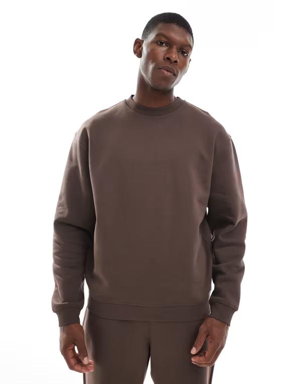 エイソス メンズ アウター パーカー・スウェット リラックスフィット スウェット シャツ ASOS DESIGN essential relaxed fit sweatshirt Bracken ブラウン｜ReVida 店
