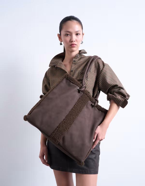 トップショップ レディース バッグ トートバッグ Topshop Tate faux shearling tote bag in chocolate Chocolate チョコレート｜ReVida 店
