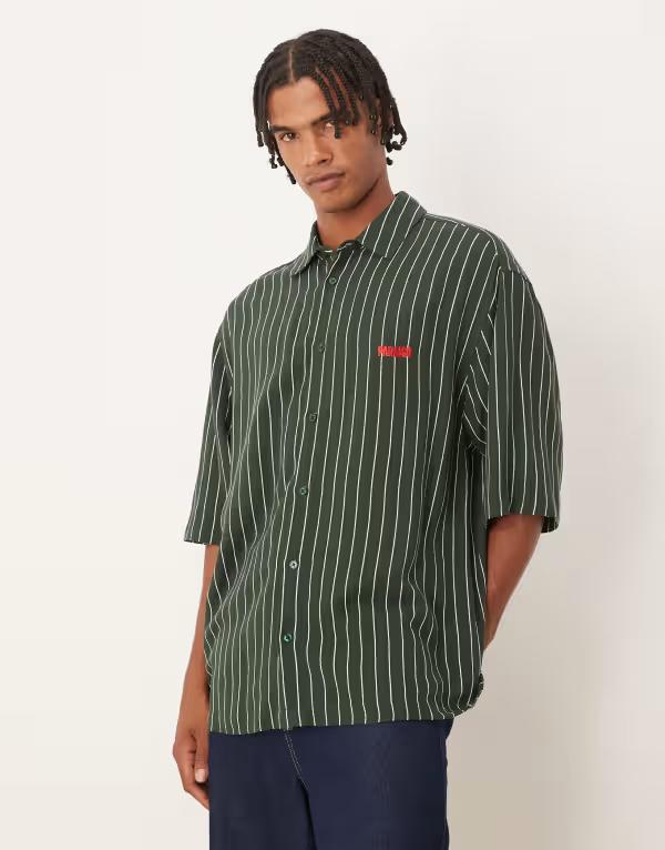 エイソス メンズ トップス プルオーバー ASOS DESIGN oversized stripe shirt with chest embroidery インチ dark green stripe DARK GREEN 緑であること