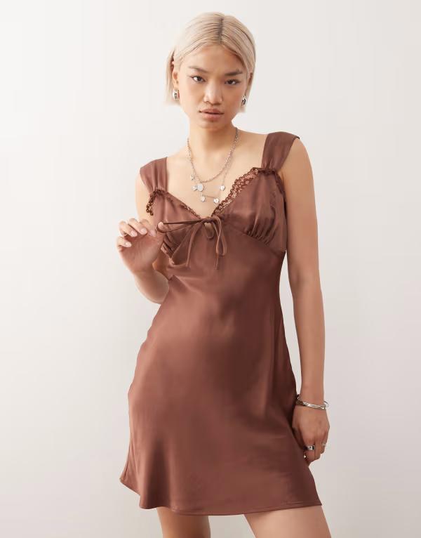 リクレイム ヴィンテージ レディース トップス ワンピース レーストリム ミニワンピース ミニ サテン レース Reclaimed Vintage satin mini dress with lace trim brown ブラウン｜ReVida 店