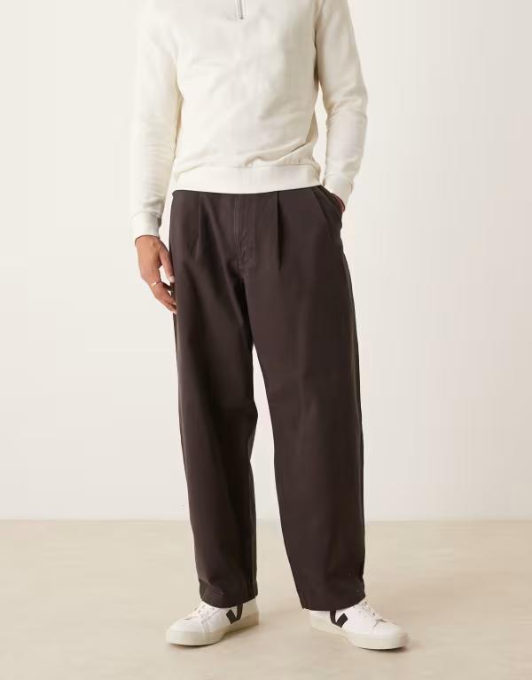 エイソス メンズ ボトムス 心地よいズボン下 引っ切り無い ズボン下 ASOS DESIGN loose straight leg pants with double pleats BROWN 赤銅色