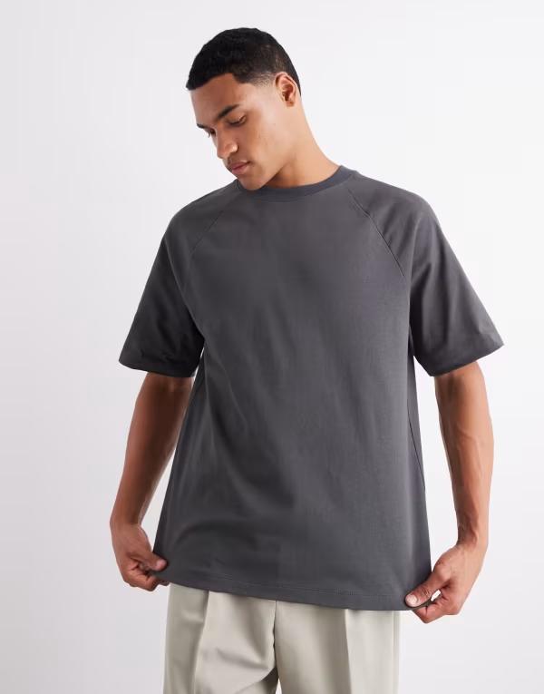 エイソス メンズ トップス Tシャツ リラックスフィット シャツ ASOS DESIGN ASOS DETAIL heavyweight 240gsm relaxed fit raglan T-shirt in charcoal Dark shadow チャコール