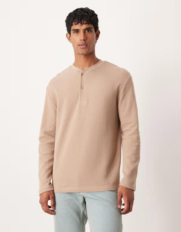 エイソス メンズ トップス ポロシャツ ヘンリーネック Tシャツ ASOS DESIGN relaxed long sleeve t-shirt with henley neck waffle Silver Mink ミンク