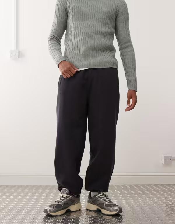 デウス エクス マキナ メンズ ボトムス カジュアルパンツ パンツ スウェットパンツ Deus Ex Machina shield garment dyed sweatpants in washed WASHED BLACK ブラック