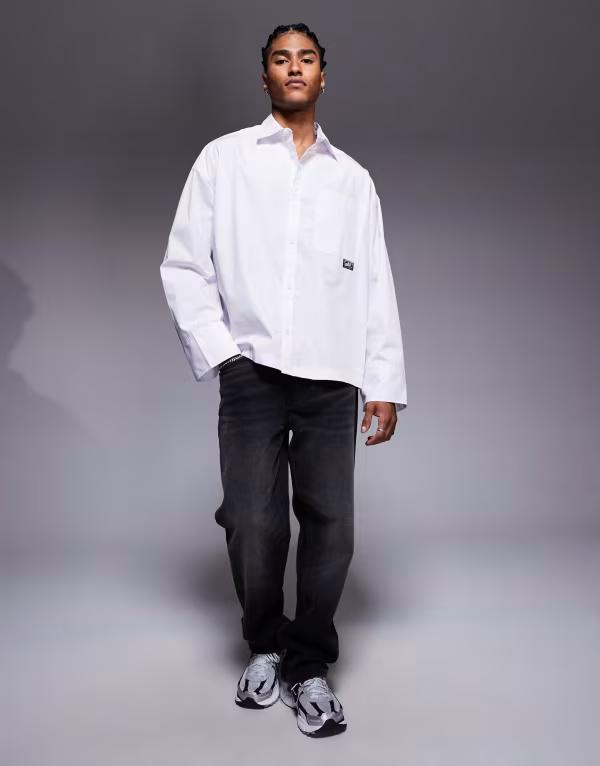エイソス メンズ トップス シャツ ASOS DESIGN boxy oversized poplin shirt with badge detail WHITE ホワイト