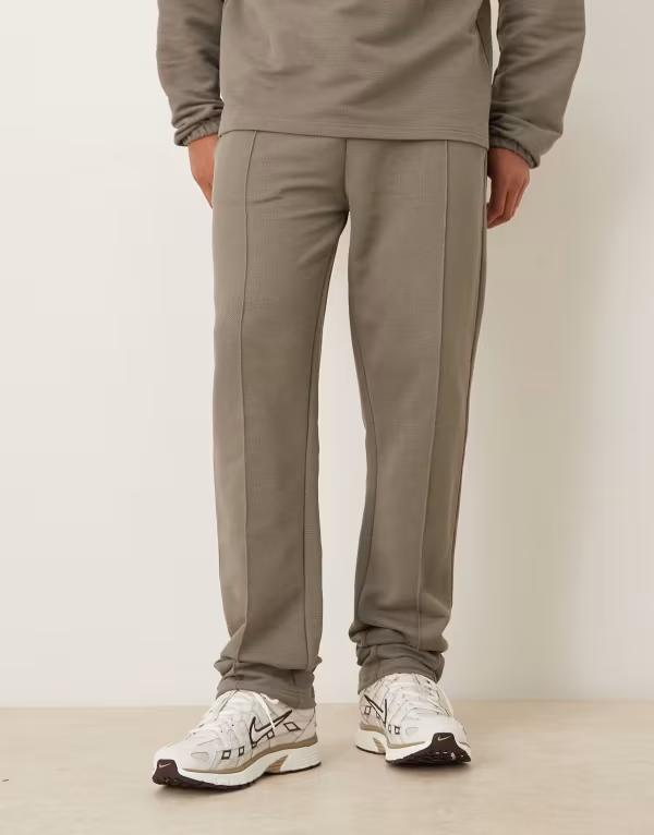 エイソス メンズ ボトムス カジュアルパンツ ストレート パンツ スウェットパンツ ASOS DESIGN straight leg pique sweatpants with pin tucks Khaki カーキ