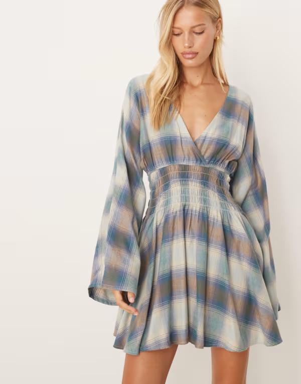 エイソス レディース トップス ワンピース Vネック ミニワンピース ミニ ASOS DESIGN v neck mini dress with shirred waist in check in tan and blue check TAN & BLUE CHECK ブルー｜ReVida 店