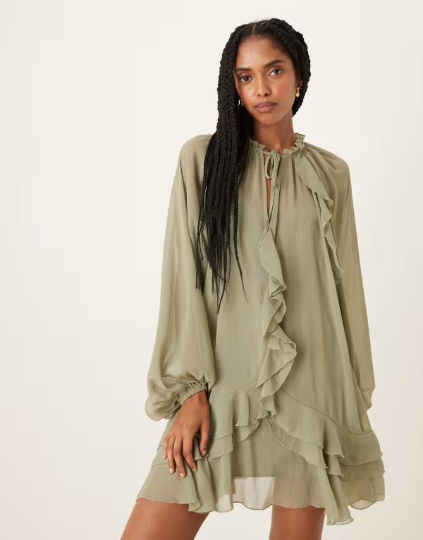 グラマラス レディース トップス ワンピース シフォン ミニワンピース フリル ミニ Glamorous boho ruffle chiffon mini dress in sage SAGE GREEN グリーン|ReVida 店