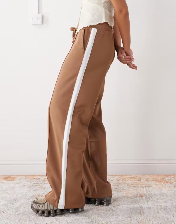 ノイジーメイ レディース ボトムス カジュアルパンツ ストレート パンツ ジャージー Noisy May straight leg jersey pants in light brown with white side stripes Toasted coconut ホワイト