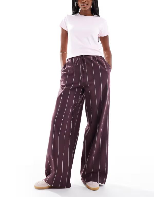 エイソス レディース ボトムス 心地好いズボン下 ワイドレッグ ズボン下 ASOS DESIGN wide leg pants stripe Burgundy stripe バーガンディ