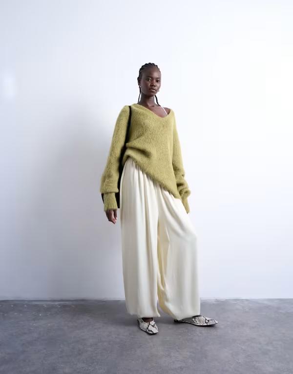 トップショップ レディース ボトムス カジュアルパンツ ハイウエスト パンツ サテン Topshop satin high waist balloon hem pants in oyster CREAM クリーム