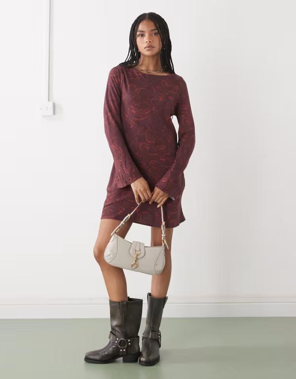 リクレイム ヴィンテージ レディース トップス 衣装 ミニ衣装 刷り上げる ミニ Reclaimed Vintage slash neck mini dress with flared sleeves paisley print red 赤いこと