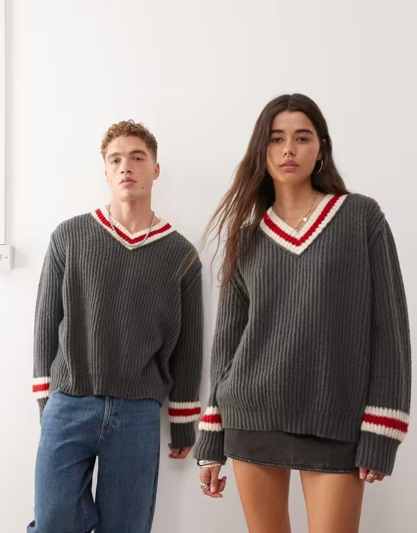 コルージョン レディース アウター パーカー・スウェット V素っ首 スウェーター 編み物 COLLUSION Unisex knitted v neck sweater with red detail Gray 薄墨色