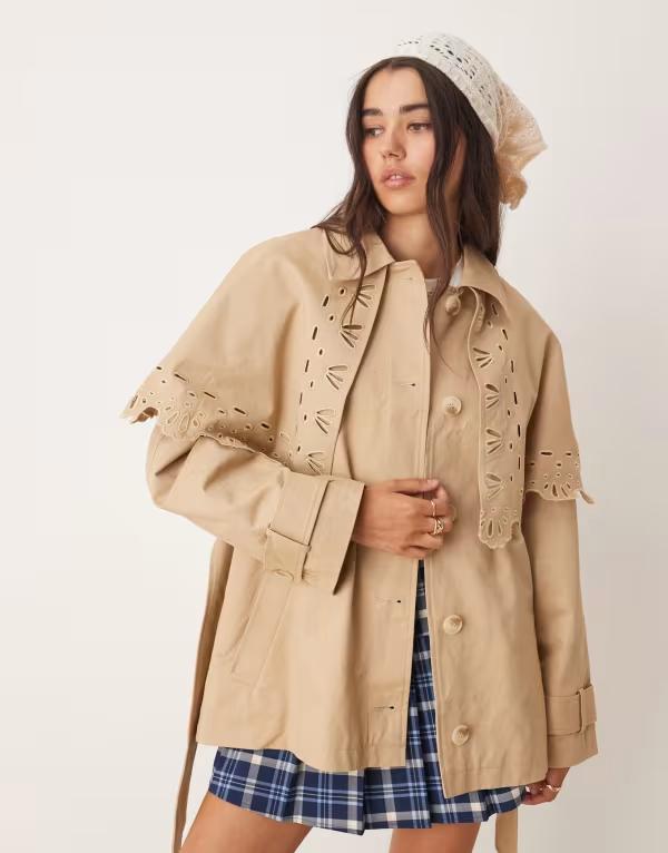 ミスセルフフリッジ レディース アウター ジャケット・ブルゾン ケープデザイン キャップ ケープ Miss Selfridge broderie detail cape crop trench in stone STONE ストーン