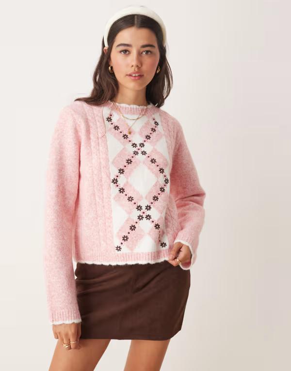 ミスセルフフリッジ レディース アウター ニット・セーター フラワー柄 セーター 刺繍 ニット フラワー Miss Selfridge diamond floral embroidered knit sweater Soft pink ピンク｜ReVida 店