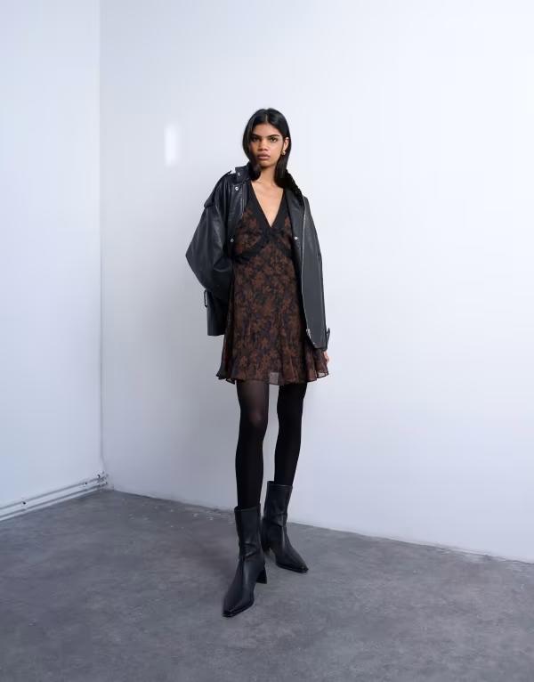 トップショップ レディース トップス ワンピース レーストリム フラワー柄 ミニ レース フラワー Topshop long sleeve lace trim mini day dress in dark-based floral Floral|ReVida 店