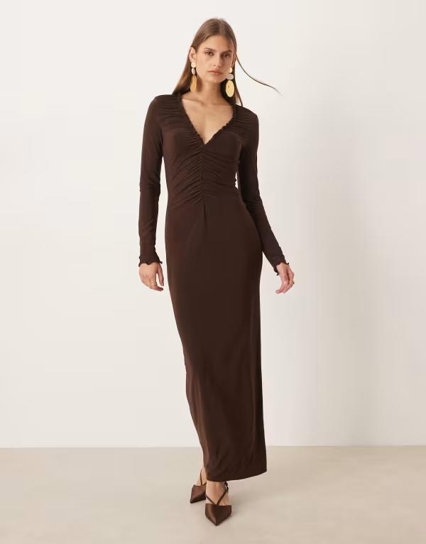 エイソス レディース トップス ワンピース マキシワンピース ギャザー マキシ ASOS DESIGN long sleeve ruched front maxi dress in chocolate Chocolate チョコレート｜ReVida 店