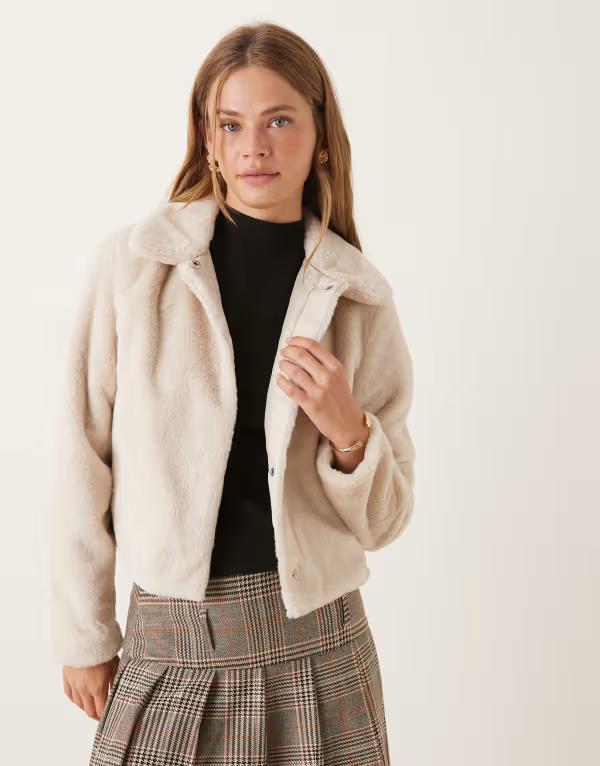 ジェイディーワイ レディース アウター コート クロップド ジャケット JDY faux shearling fur cropped jacket in cream CREAM クリーム｜ReVida 店