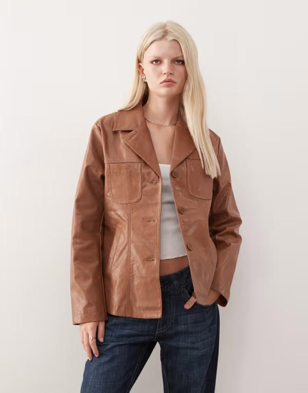 リクレイム ヴィンテージ レディース アウター 厚地の外套 スポーツジャケット なめし革 Reclaimed Vintage 90\u0027s distressed leather look blazer インチ tan Tan タン
