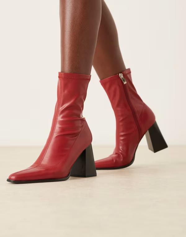 レイド レディース シューズ ブーツ・レインブーツ アンクル ブーツ ヒール RAID Whisper block heel ankle boots with pointed toe in berry Berry PU