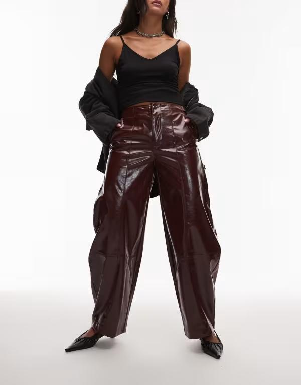 エイソス レディース ボトムス 心地好いズボン下 ズボン下 なめし革 フェイクレザー ASOS DESIGN faux leather barrel leg pants with tab detail Burgundy バーガンディ