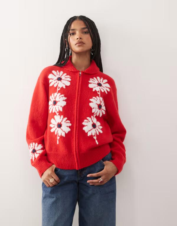 リクレイム ヴィンテージ レディース アウター カーディガン ニット Reclaimed Vintage knit zip up cardigan with flower detail in cherry Red レッド