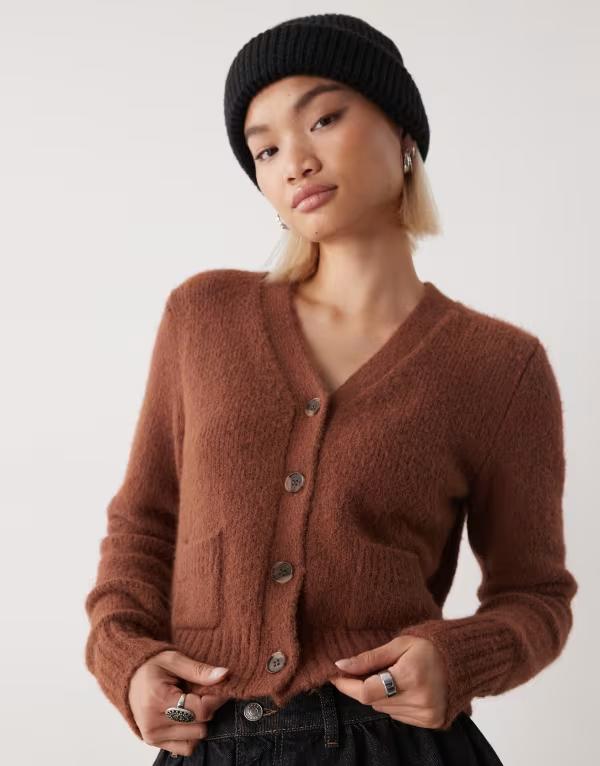 モンキ レディース アウター カーディガン クロップド Monki cropped cardigan with front pockets Brown ブラウン|ReVida 店