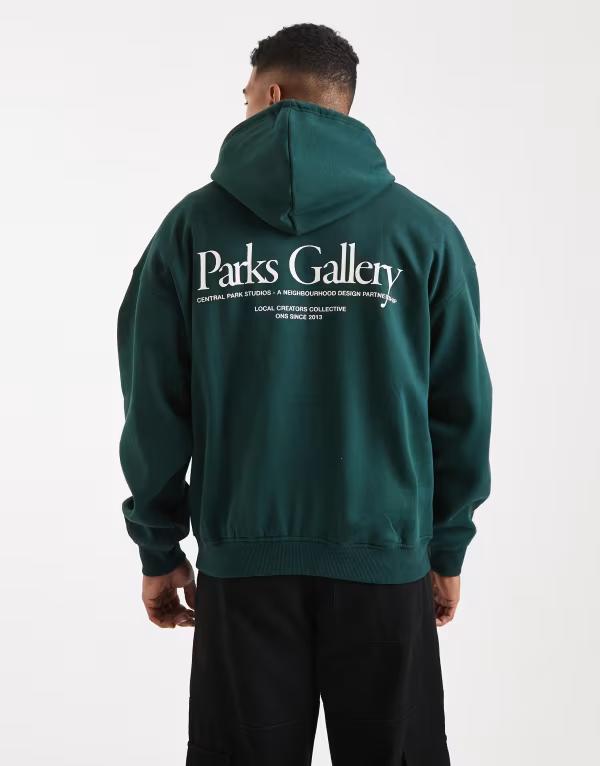 オンリーアンドサンズ メンズ アウター パーカー・スウェット プリント パーカー ONLY & SONS printed hoodie in dark Pine grove グリーン|ReVida 店