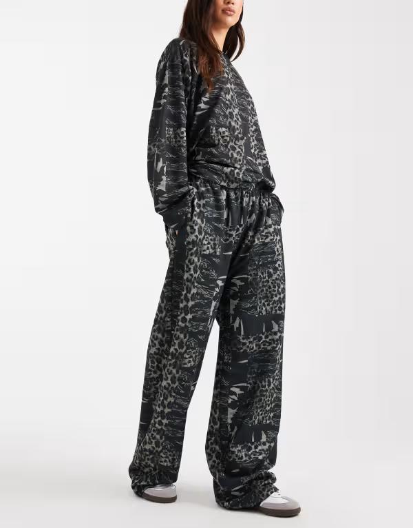 コルージョン レディース ボトムス カジュアルパンツ ワイドレッグ プリント パンツ スウェットパンツ COLLUSION wide leg sweatpants in washed tiger camo print Tiger camo アニマル 14,230円