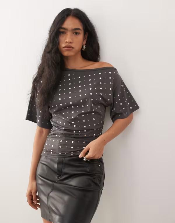 コルージョン レディース トップス Tシャツ ドレープ シャツ COLLUSION drape off shoulder relaxed T-shirt in all over stud Slate スレート