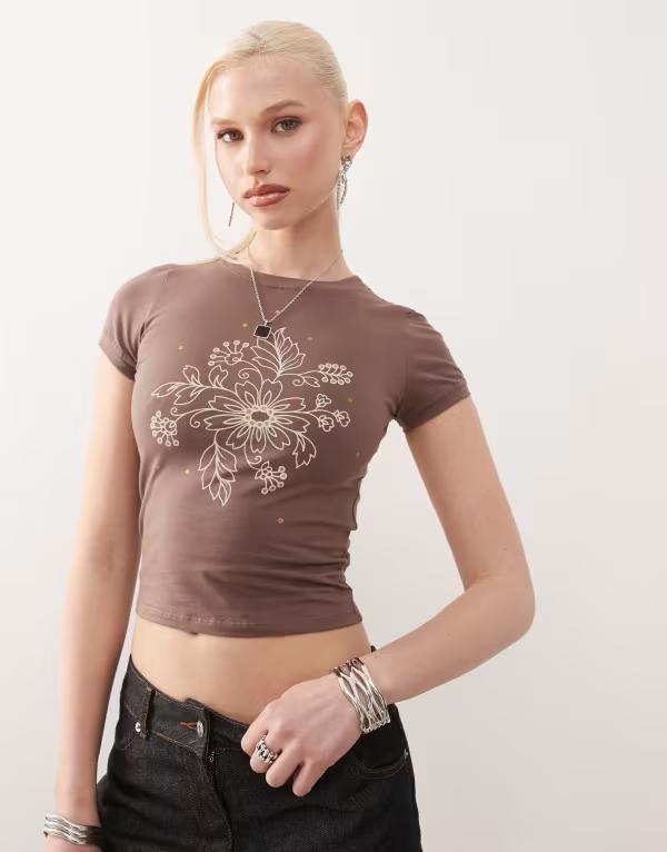 モーテル レディース トップス Tシャツ フラワー柄 シャツ スパンコール フラワー Motel sutin floral sequin baby t-shirt in nutmeg NUTMEG FLORAL 8,986円
