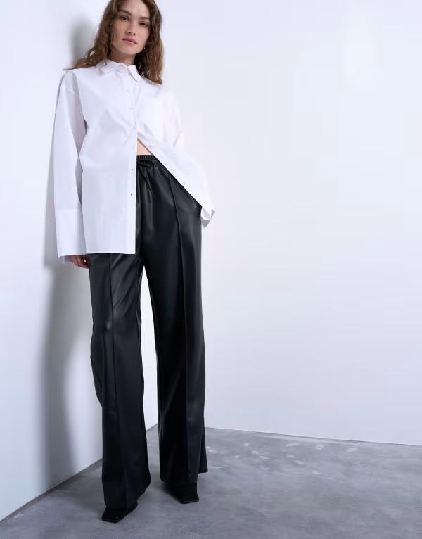 トップショップ レディース ボトムス カジュアルパンツ ワイドレッグ パンツ スウェットパンツ レザー フェイクレザー Topshop faux leather wide leg sweatpants with pinseam detailing Black ブラック