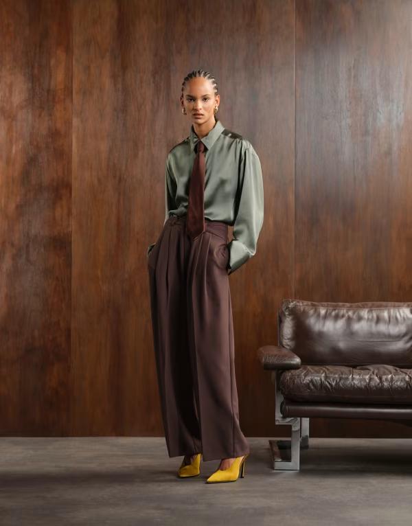 エイソス レディース ボトムス カジュアルパンツ ワイドレッグ アシンメトリー ローライズ パンツ ASOS DESIGN tailored low rise wide leg pants with asymmetric waistband in chocolate chocolate チョコレート