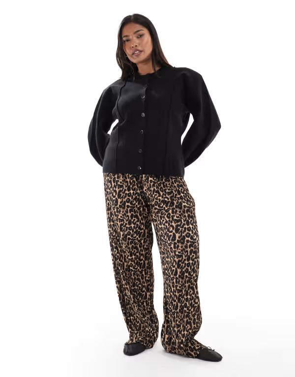 オンリーカーブ レディース ボトムス カジュアルパンツ アニマル柄 プリント パンツ ONLY Curve pull on loose pants in animal print LIGHT BROWN ブラウン｜ReVida 店