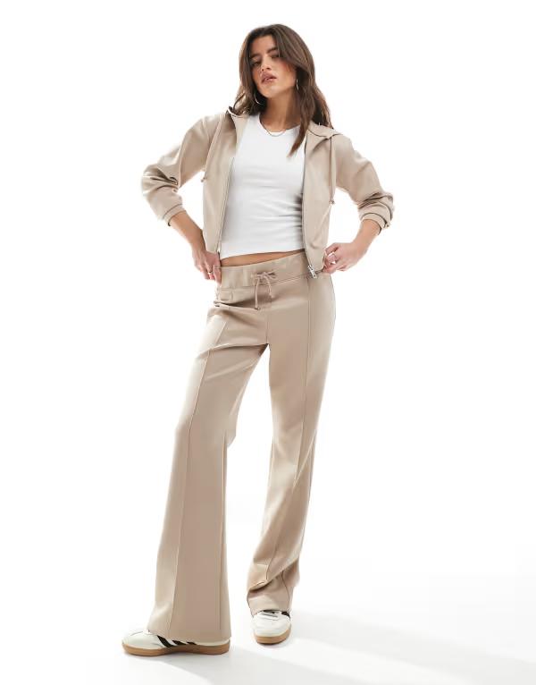 ミスセルフフリッジ レディース ボトムス カジュアルパンツ リブ パンツ Miss Selfridge soft touch ribbed seam detail flare pants in camel Camel キャメル