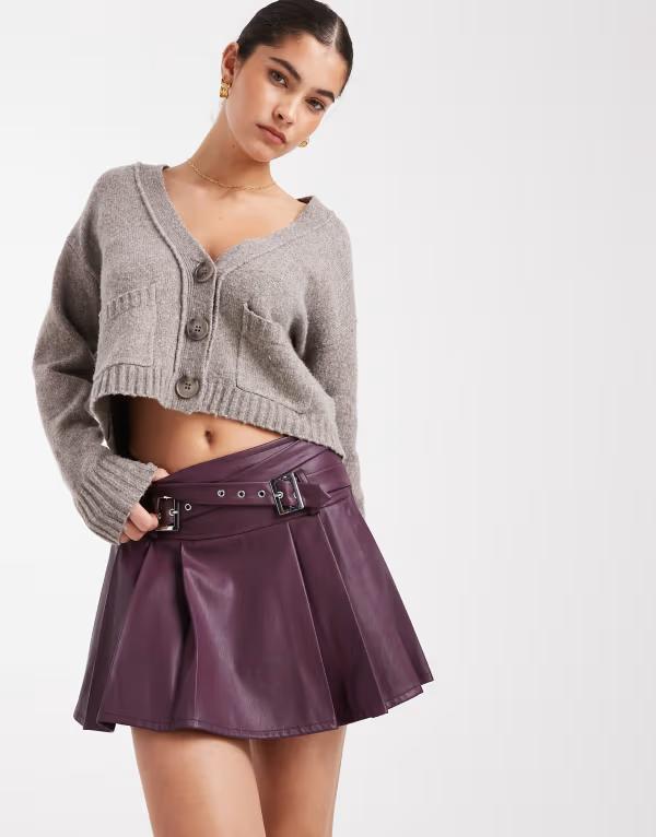 ミスセルフフリッジ レディース ボトムス スカート プリーツ レザー フェイクレザー Miss Selfridge faux leather pleated kilt with buckles Fig バーガンディ