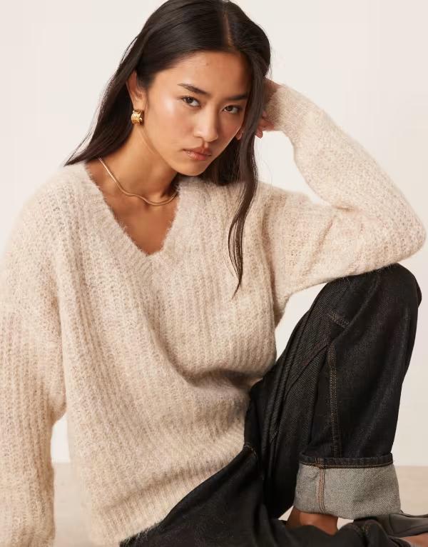 ヴィラ レディース アウター ニット・セーター Vネック セーター ニット VILA fluffy knit v neck oversized sweater in cream Super light クリーム｜ReVida 店